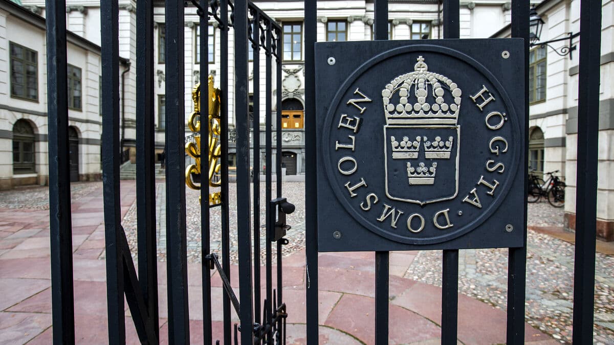 Disbarred lawyer wins in Supreme Court, keeps her job