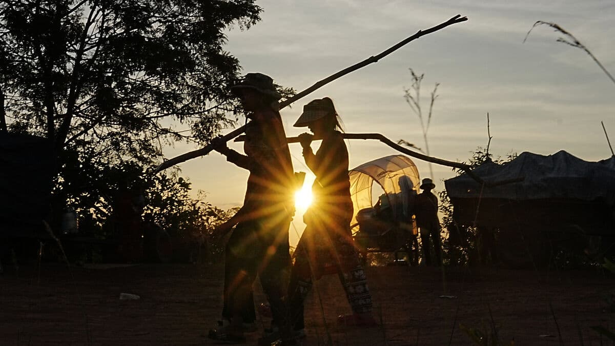 Hundreds of thousands evacuated after new border unrest