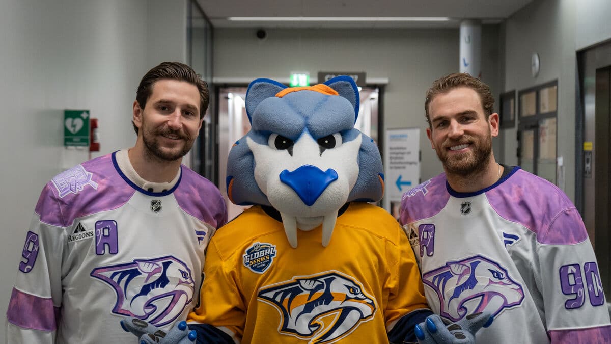 Here the Swedish NHL star meets the sick children