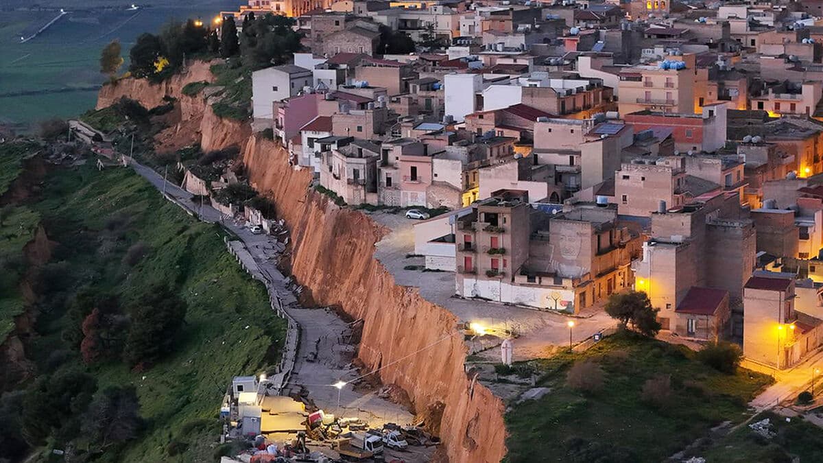 Niscemi, Sicily, teeters on cliff edge after landslide