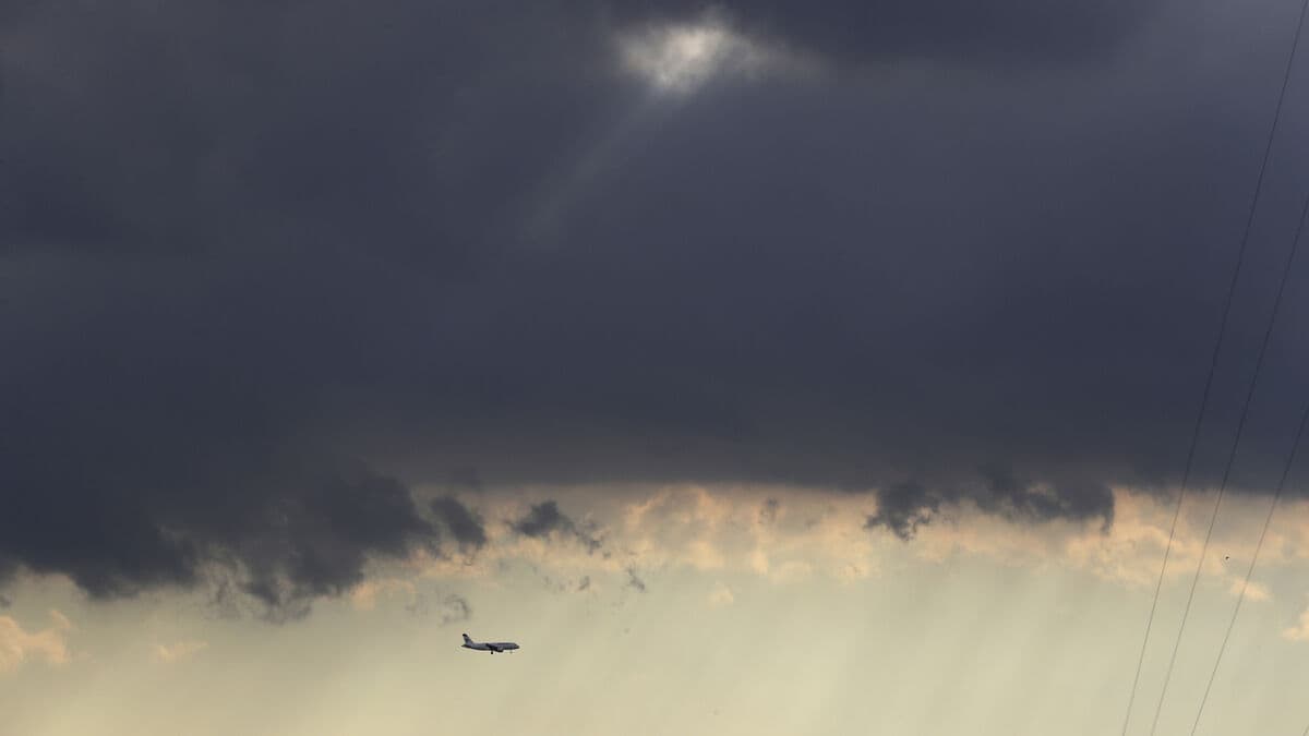 Warning after tense night: Germany urges aircraft to avoid Iranian airspace