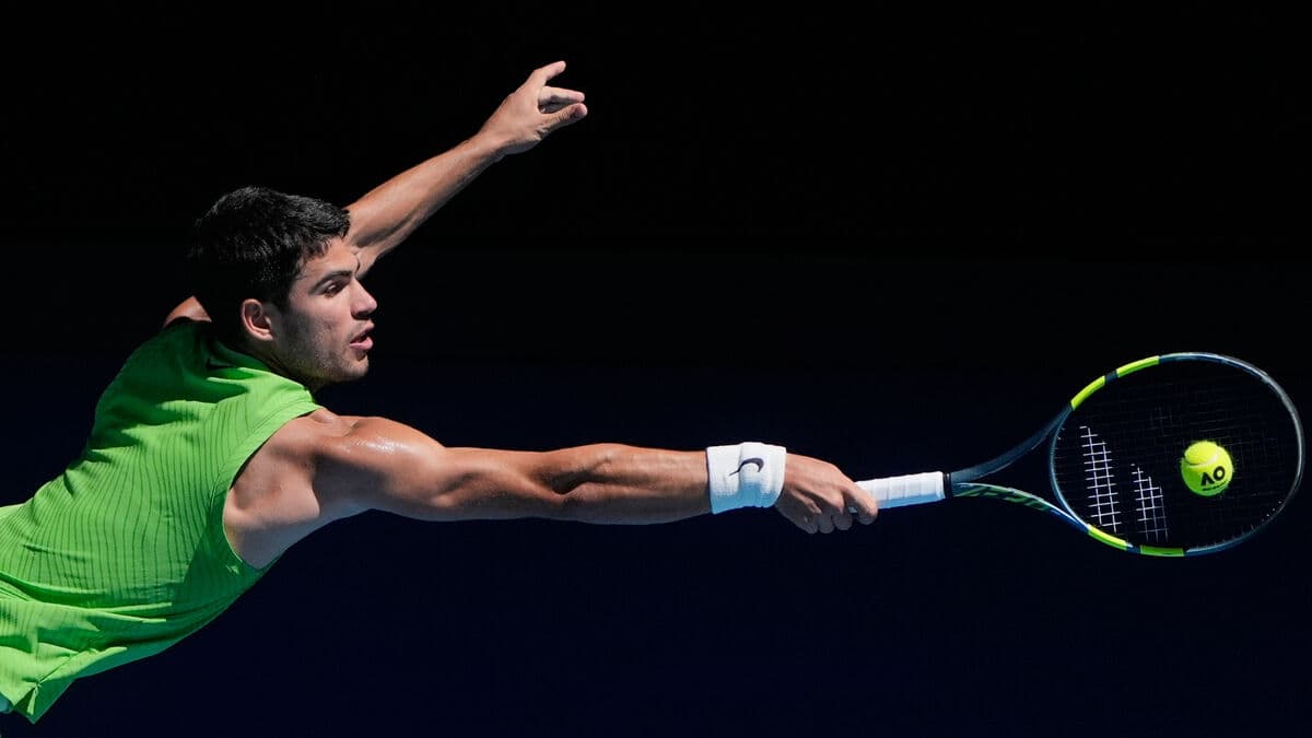 Alcaraz advances at Australian Open, wins in straight sets