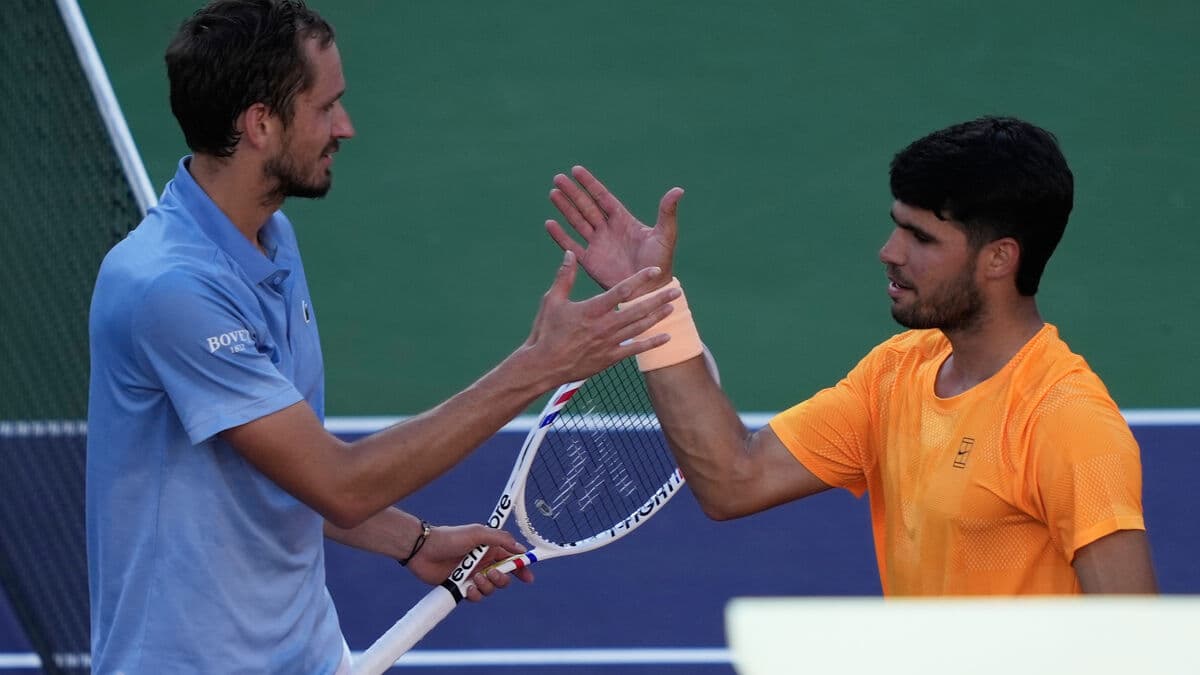 Medvedev roared and stopped Alcaraz's winning streak