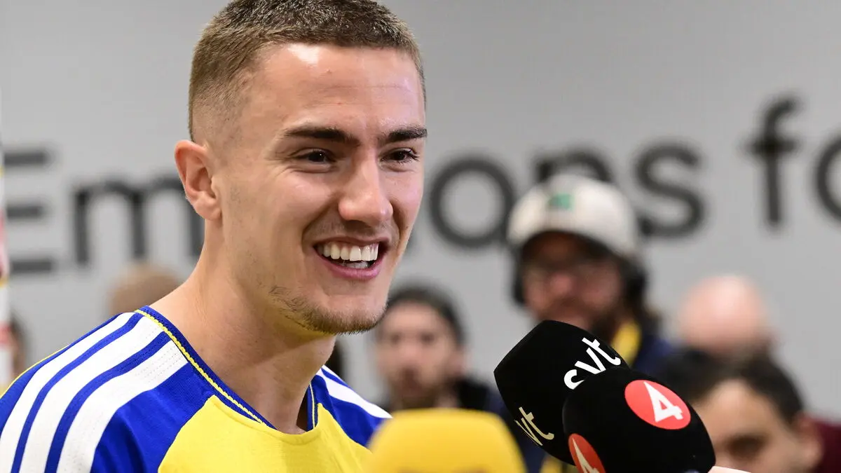 Match hero sprays champagne on Prime Minister Ulf Kristersson's pants