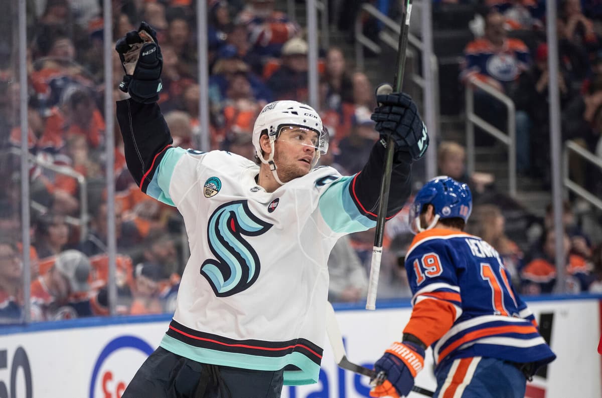 Swedish NHL Forward André Burakovsky Traded to Chicago