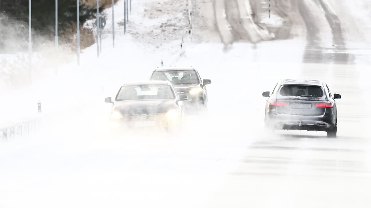 SMHI Warns of Unusual 15 cm Snowfall in Sweden