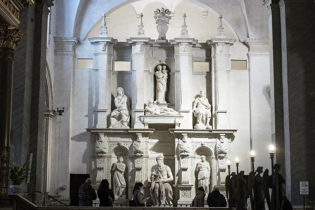 Kissing a statue – can be banned for life