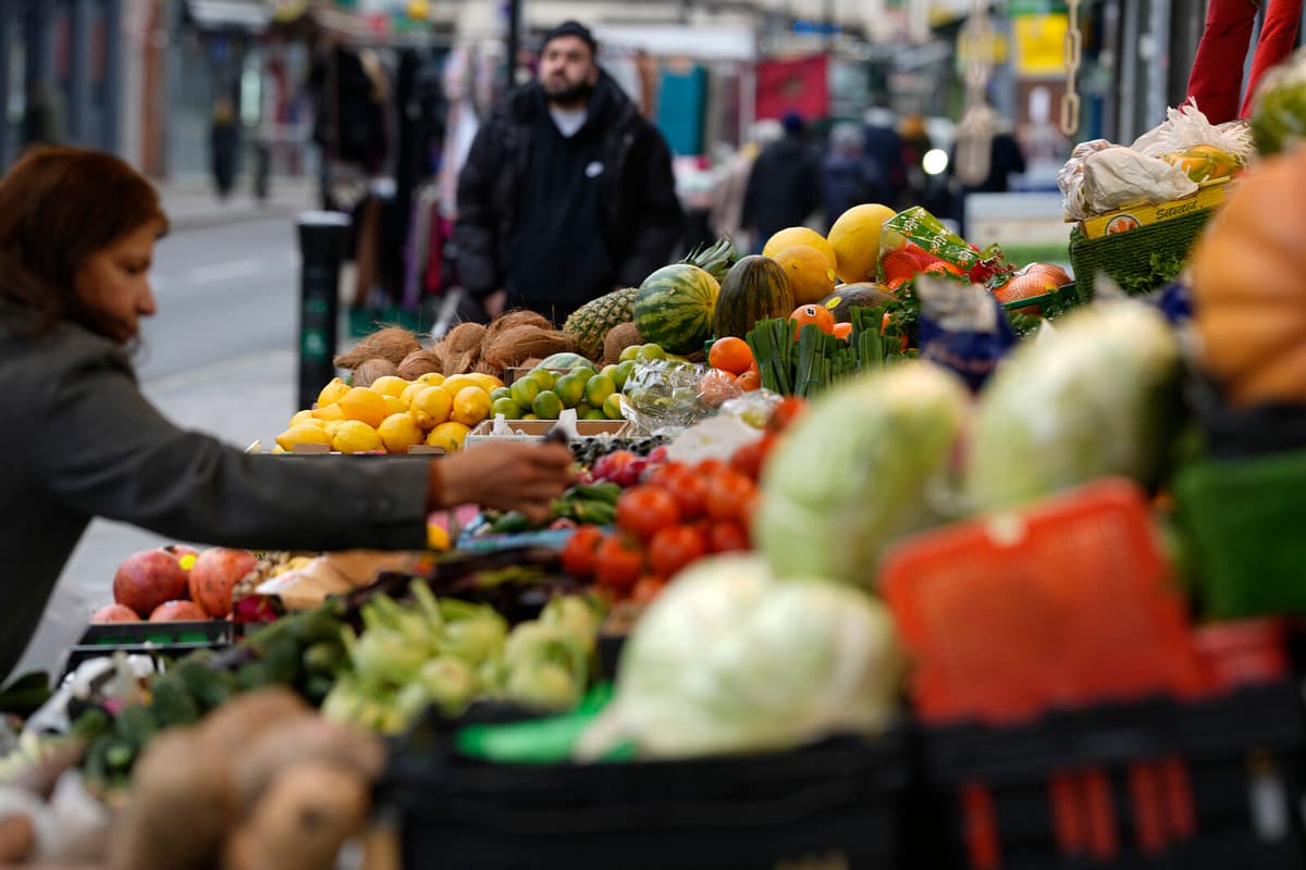 British pound more expensive after retail boost