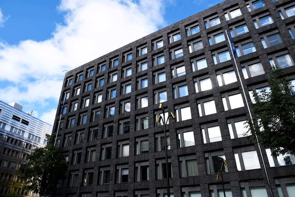 Double Cut on the Table at the Central Bank Headquarters